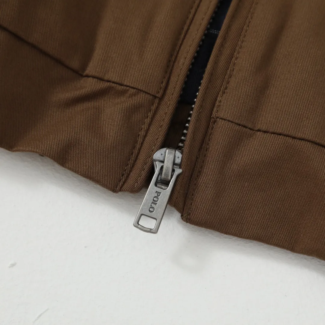 P350 #R25 Ralph Lauren/Ralph Lauren classic unisex old cadre zipper jacket RL12168 Same style as Yi Mengling Item number: RL12168 Recommended by many fashion bloggers, the Harrington jacket's lapel zipper windproof design perfectly blends casual style with street trend elements, making it very suitable for neutral wear. The fabric texture of the jacket is excellent and comfortable to wear. It is a very versatile and trendy jacket. Original development, 100% pure cotton fabric, exquisite embroidery, evergreen style for all seasons, feel free to buy it, retro will never go out of style!  Color: Khaki Black Navy Dark Green Brown Size: S/M/L/XL Length: 68/70/72/74 Bust: 128/132/136/140 Shoulder Width: 52/53/54/55